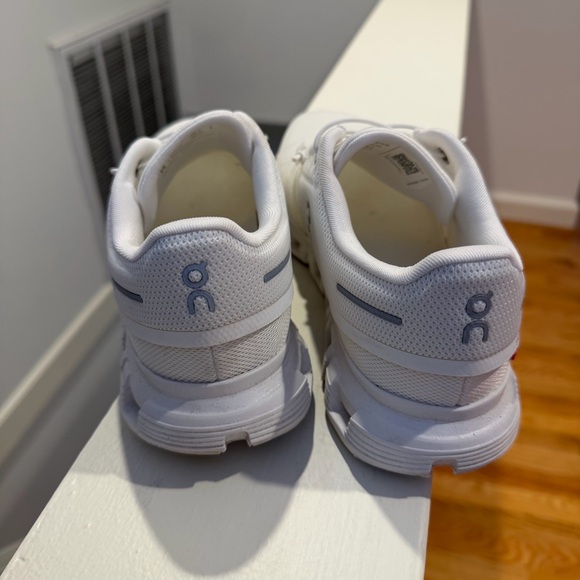 On Cloud 6 White Sneakers - Worn Once! - Picture 4 of 9